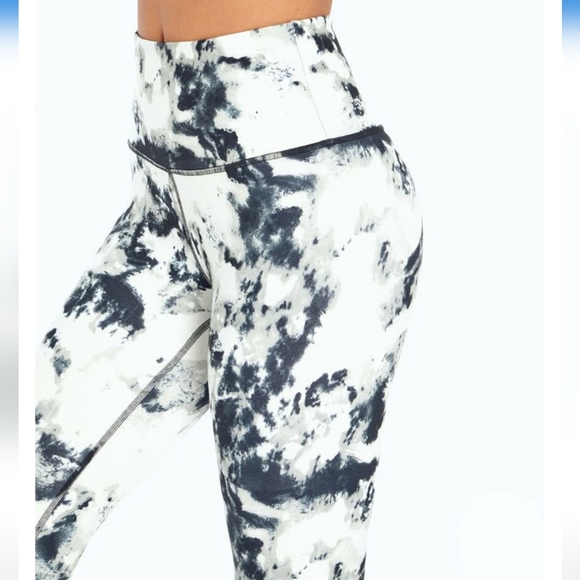 π·BALANCE COLLECTION - 25" White Tie-Dye Smoky 7/8 Compression Legging - Size XL - Picture 2 of 5
